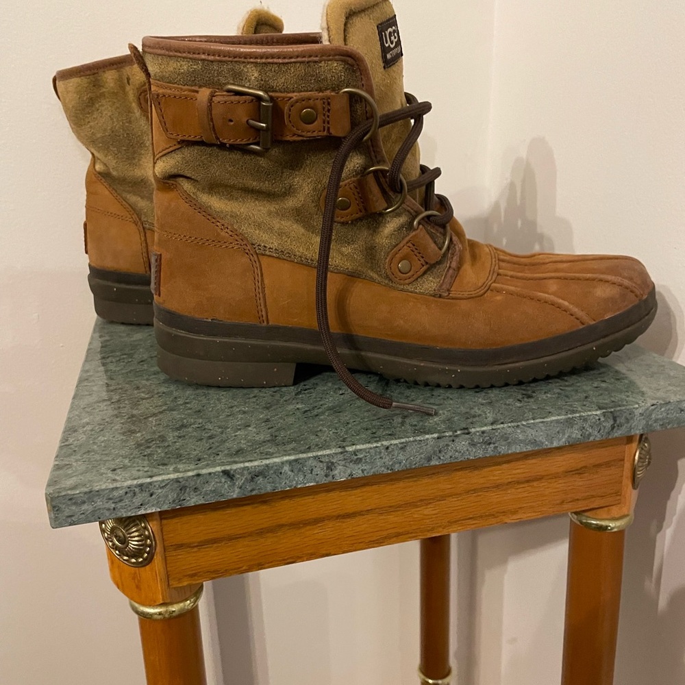 UGG Cecile Boots in Chestnut size 8